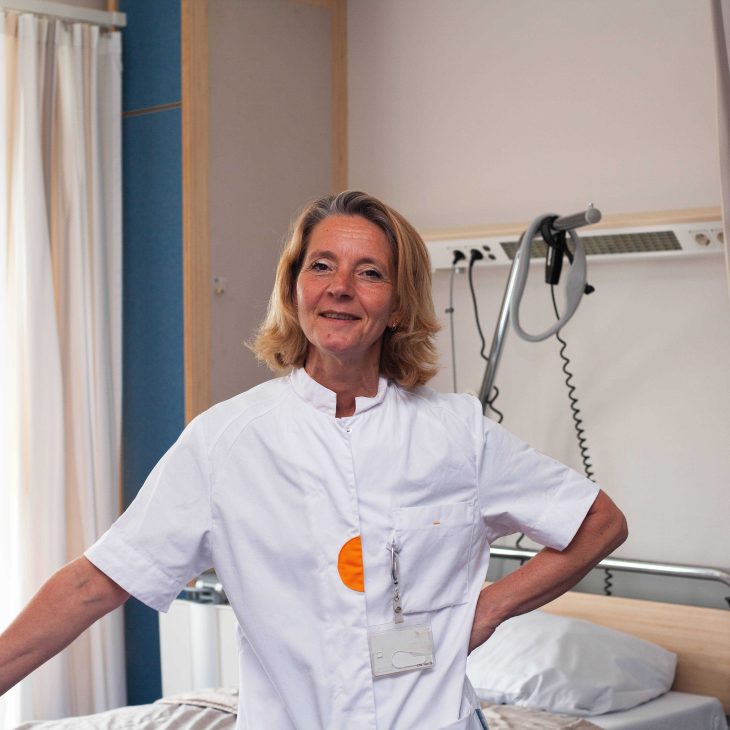 Vrouw witte jas ziekenhuis
