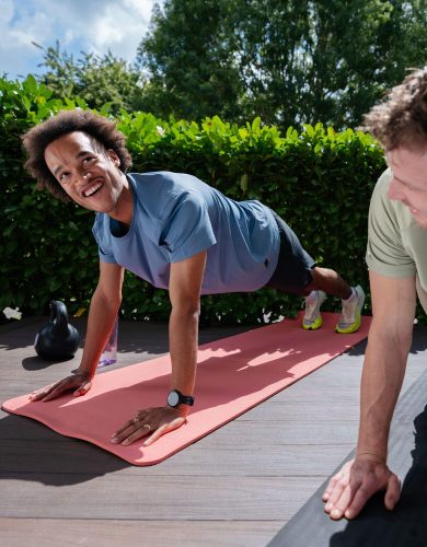 Twee mannen in hoge plank naast elkaar