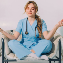 Een zorgprofessional zit in een yoga houding.