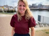 Tamara Derks in de zon in een haven