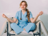Een zorgprofessional zit in een yoga houding.