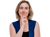 Een blonde vrouw die kracht uitstraalt houd haar hand voor haar gezicht alsof ze een idee heeft, draagt een donker blauw gilet.