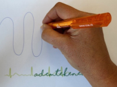 Hand met oranje pen tekent slingers. Eronder staat ademtekenen in het groen geschreven