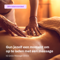 Iemand ligt op een massagebed en wordt door twee handen gemasseerd met veel olie.
