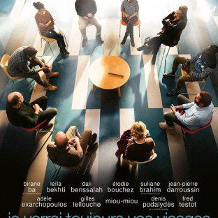 Een filmposter waarop een groep mensen in een kring zitten op stoeltjes.