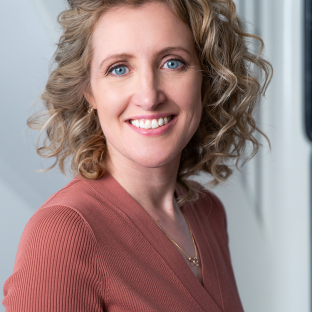 Foto van Tamara Derkst, een vrouw met blonde krullen in een bruin shirt