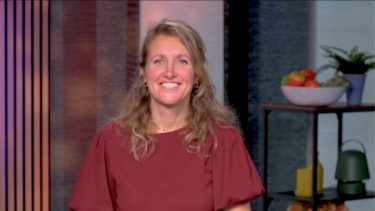 Tamara Derks, vrouw met donkerrood shirt aan lacht in de camera