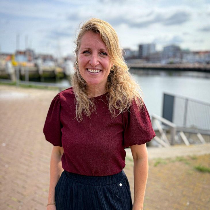 Tamara Derks in de zon in een haven
