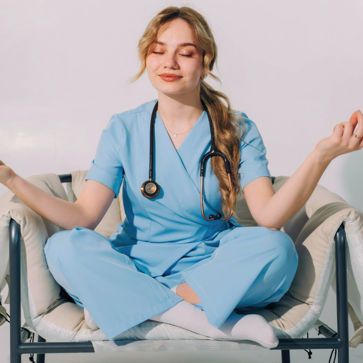 Een zorgprofessional zit in een yoga houding.