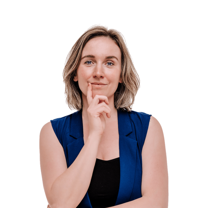 Een blonde vrouw die kracht uitstraalt houd haar hand voor haar gezicht alsof ze een idee heeft, draagt een donker blauw gilet.