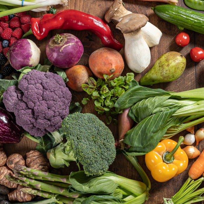 Allemaal verschillende soorten verse groenten, zoals wortels, paprika, ui, komkommer en aubergine.