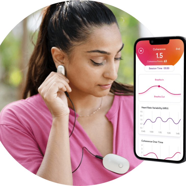 Een vrouw met een roze shirt aan heeft in aan haar kleding de HearthMath inner balance trainer hangen. Daarnaast staat een mockup van een telefoon waarop de app van Inner Balance Trainer open staat.