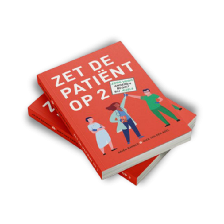 Twee boeken schuin op elkaar gestapeld met oranje cover waarop staat zet de patiënt op 2.