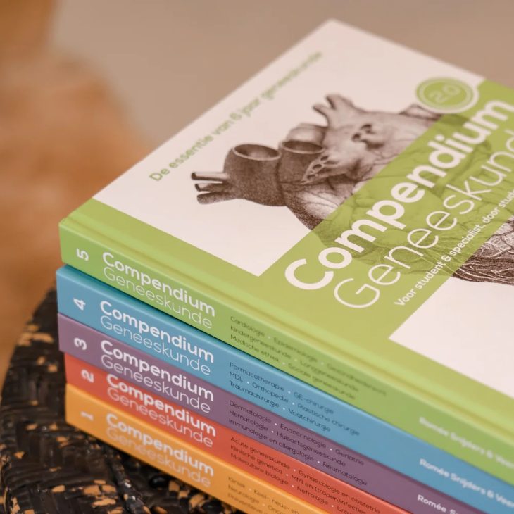 Stapel boeken op een tafeltje