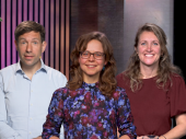 twee vrouwen en een man staan in een studio