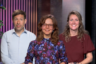 twee vrouwen en een man staan in een studio