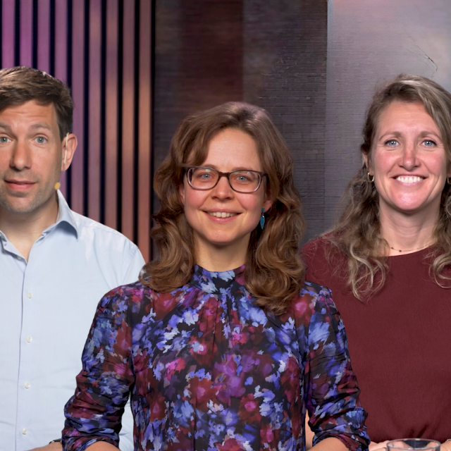 twee vrouwen en een man staan in een studio