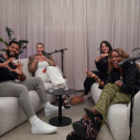 dames heer in podcast paars