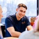 Lachende jonge man in polo van Sint Jacob