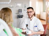 mannelijke zorgmedewerker met bril heeft een rol verband beet