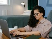 Vrouw aan het werk achter laptop