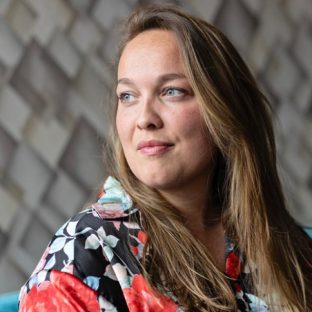 Vrouw in bloemenshirt Psycholoog Iris Bouwman