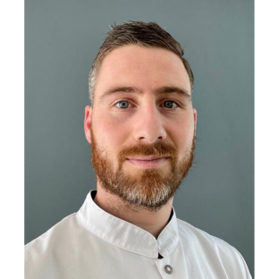 Portret van Man met rossige baard en wit hemd