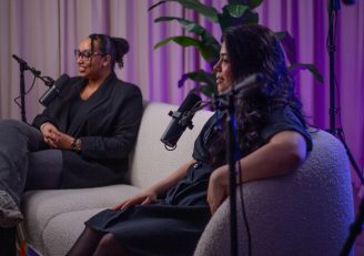 Aanzicht op linkerkant van twee vrouwen op de bank in een podcast studio
