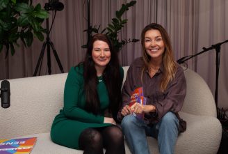 Twee vrouwen met donker haar zitten op een bank in een podcast studio