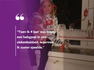 Oude foto van een meisje met een kinder stethoscoop, pop en een speelgoed ziekenhuisbed. In een paars vlak staat de tekst: Toen ik 4 jaar was kreeg ik een babypop in een ziekenhuisbed, waarmee ik zuster speelde