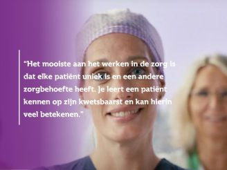 Portret van zorgmedewerkster met operatie muts op. Tekst': Het mooiste aan werken in de zorg is dat iedere patient uniek is en een andere zorgbehoefte heeft. Je leert een patient kennen op zijn kwetsbaarst en kan hierin veel betekenen.