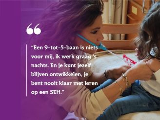 Vrouw luistert met stethoscoop met witte tekst: Een 9tot5 baan is niets voor mij. Ik werk graag 's nachts. En je kunt jezelf blijven ontwikkelen. Je bent nooit klaar met leren op een SEH.