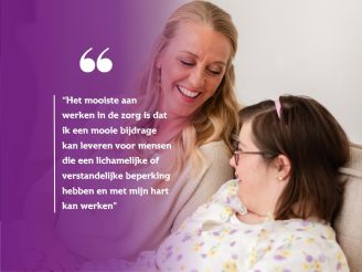 Blonde vrouw zit naast meisje. Tekst: het mooiste aan werken in de zorg is dat ik een mooie bijdrage kan leveren voor mensen die een lichamelijke of verstandelijke beperking hebben en met mijn hart kan werken.