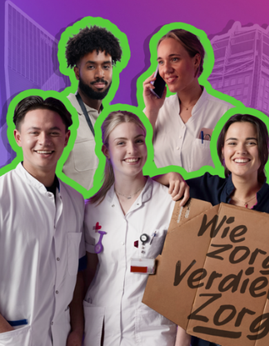 5 zorgmedewerkers met groene omlijning voor een paarse achtergrond. 1 heeft een kartonnen bord met de tekst: wie zorgt, verdient zorg