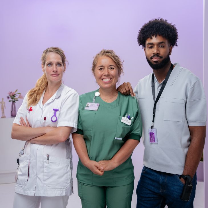 2 blonde vrouwen en een man met zwart haar. eerste vrouw draagt een witte verpleegkundige jas, tweede vrouw een operatiekamer outfit.