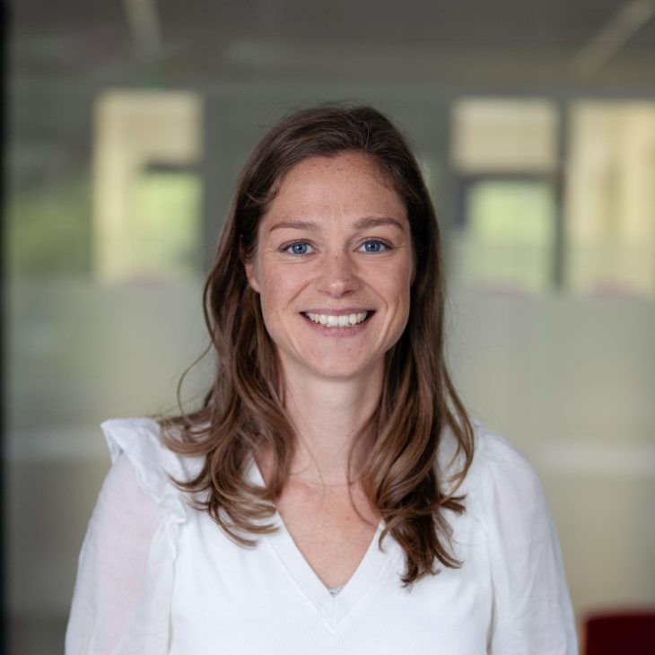 Portret foto van vrouw in witte blouse en bruin haar