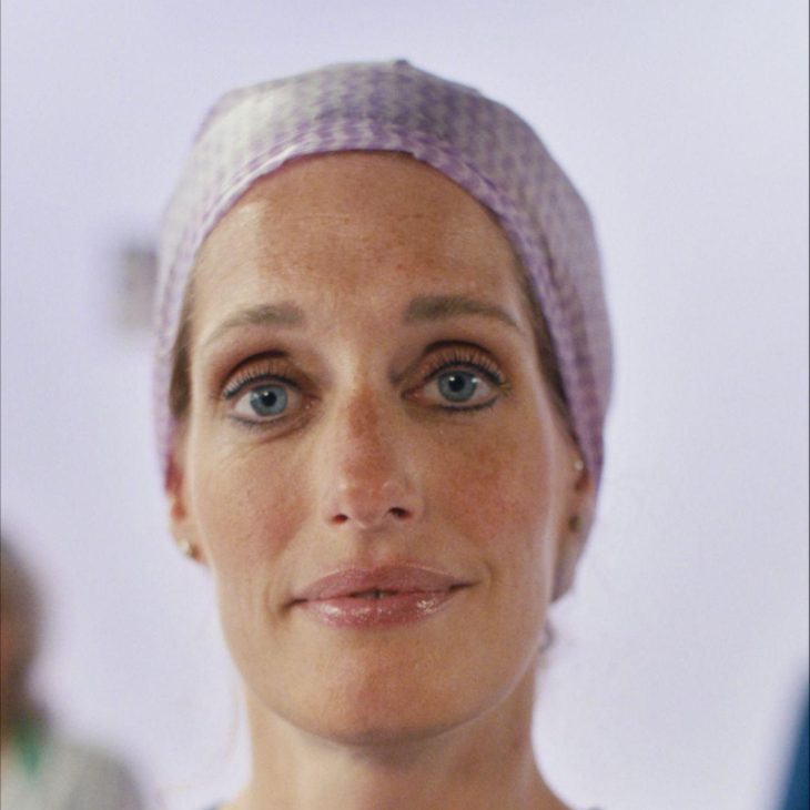 Portret van een vrouw in een operatie medewerker outfit in het donkerblauw