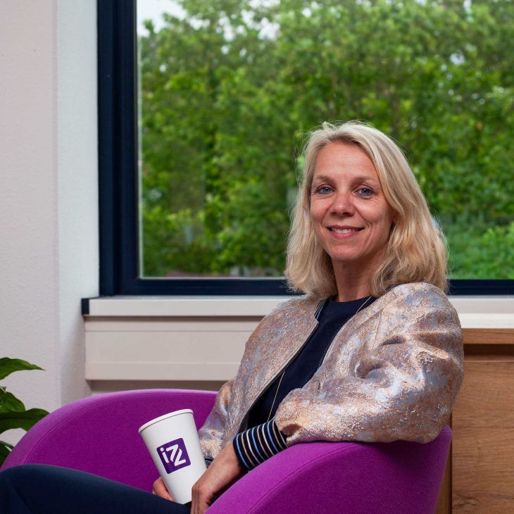 Vrouw paarse stoel