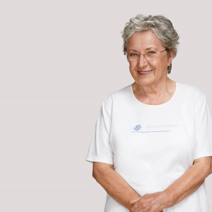 Oudere vrouw in wit t shirt