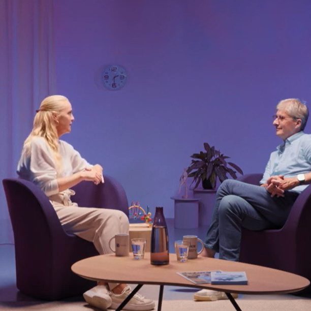 man en vrouw in interview setting