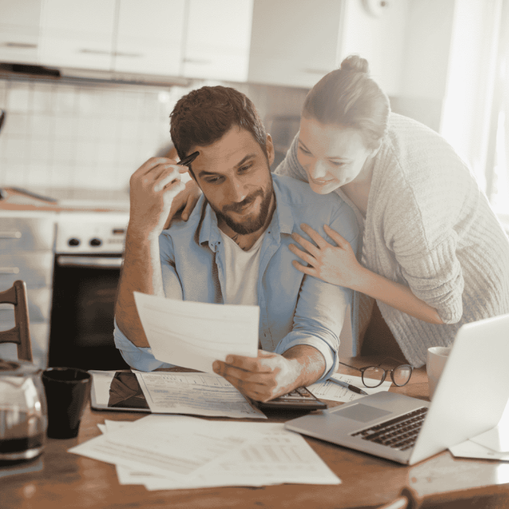 man vrouw administratie tafel