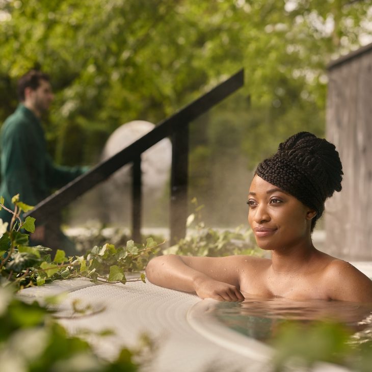 Vrouw met zwart haar in bubbelbad