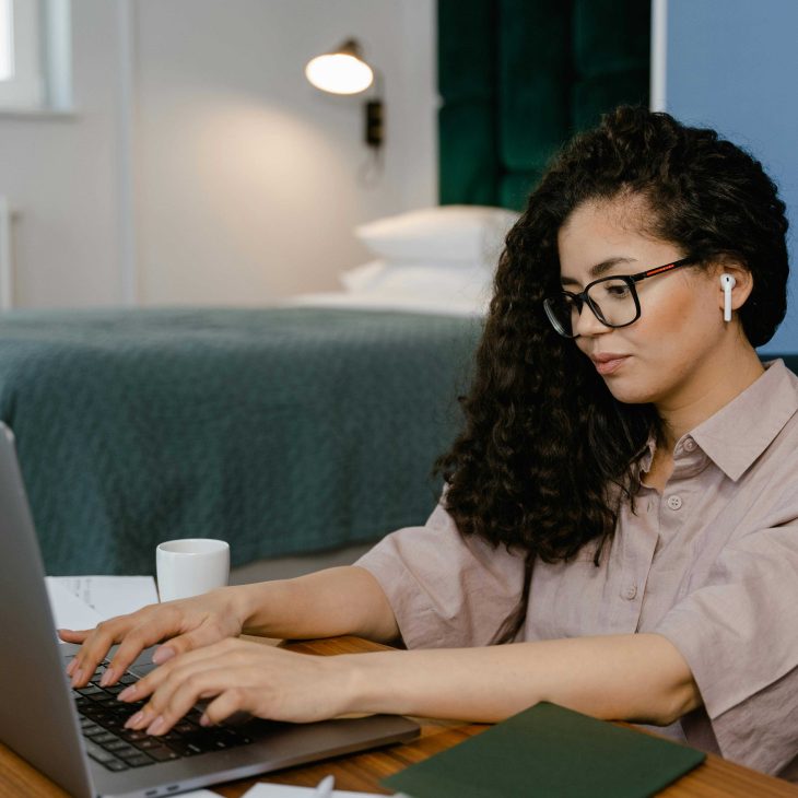 Vrouw aan het werk achter laptop