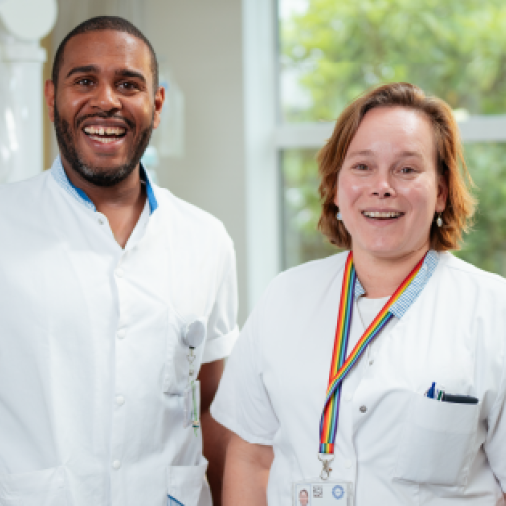 Man en vrouw met witte zorg outfits