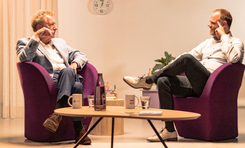 Foto Roland Kip en Jan-Luuk de Groot in gesprek op de set bij IZZ