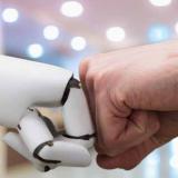 Afbeelding robothand en mensenhand